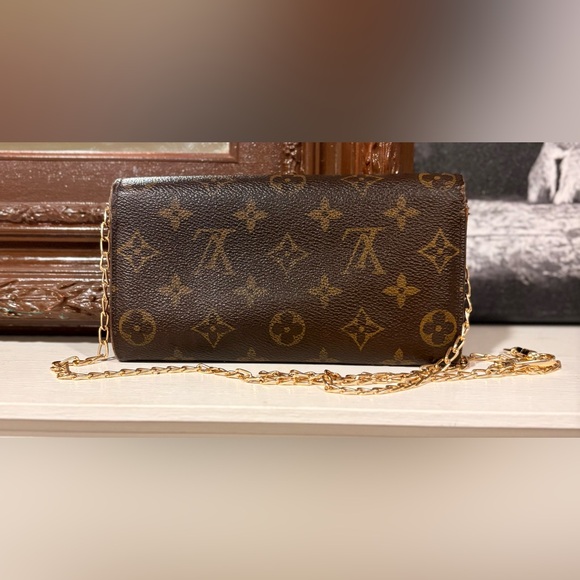 Authentic Vintage Louis Vuitton Monogram Sarah Wallet - Picture 4 of 13